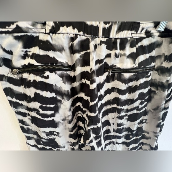 GUESS LOS ANGELES WOMEN’S PANTS  ZEBRA BLACK & WHITE PRINT. SIZE 10 CUFFED LEGS - Picture 4 of 9